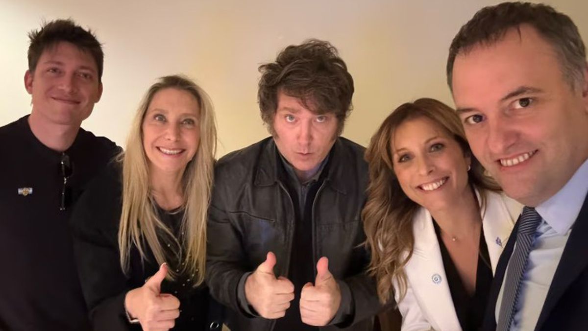 Manuel Adorni con Santiago Caputo, Karina Milei, Javier Milei y su esposa&nbsp;Bettina Angeletti.