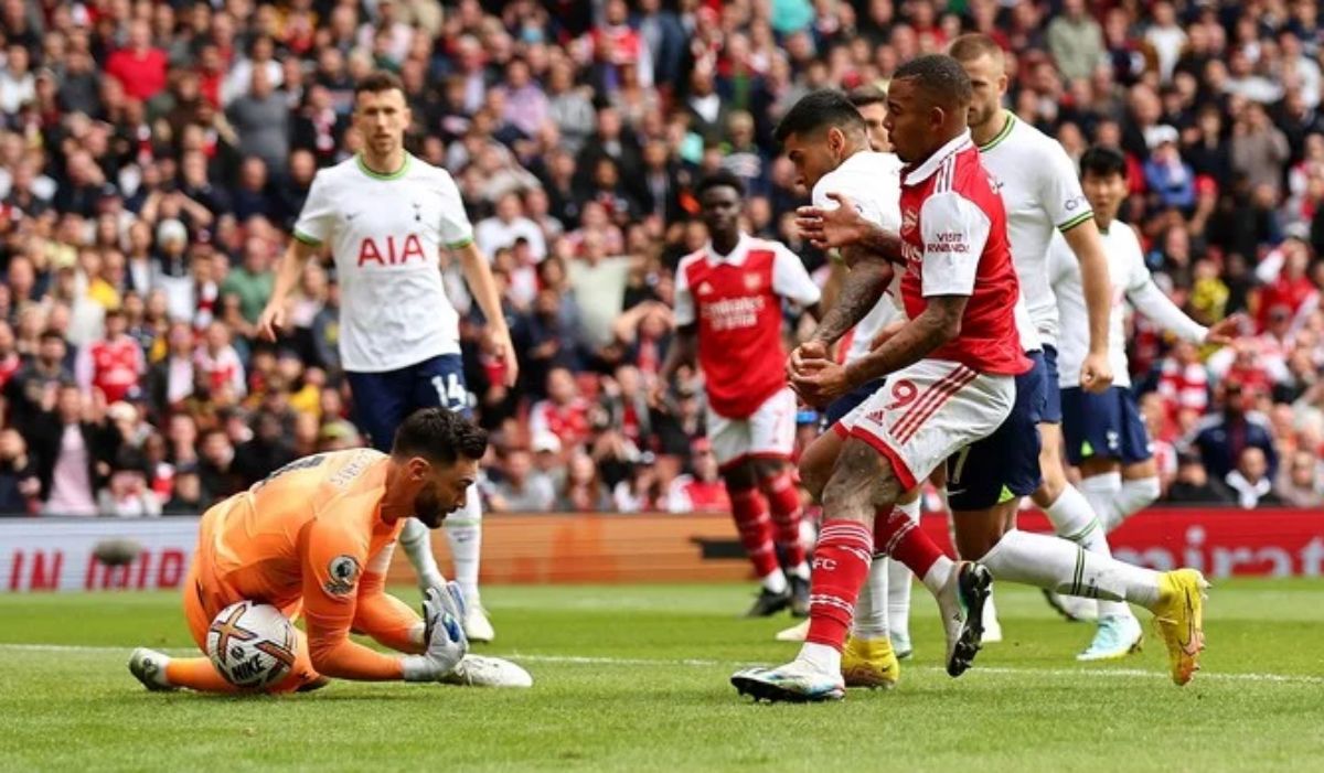 Cristian Romero se equivocó y Tottenham cayó ante Arsenal, el único líder