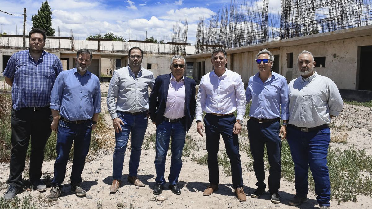 Alfredo Cornejo, Marcos Calñvente y representantes del IPV y el Banco Hipotecario. Alfredo Cornejo, Marcos Calñvente y representantes del IPV y el Banco Hipotecario.