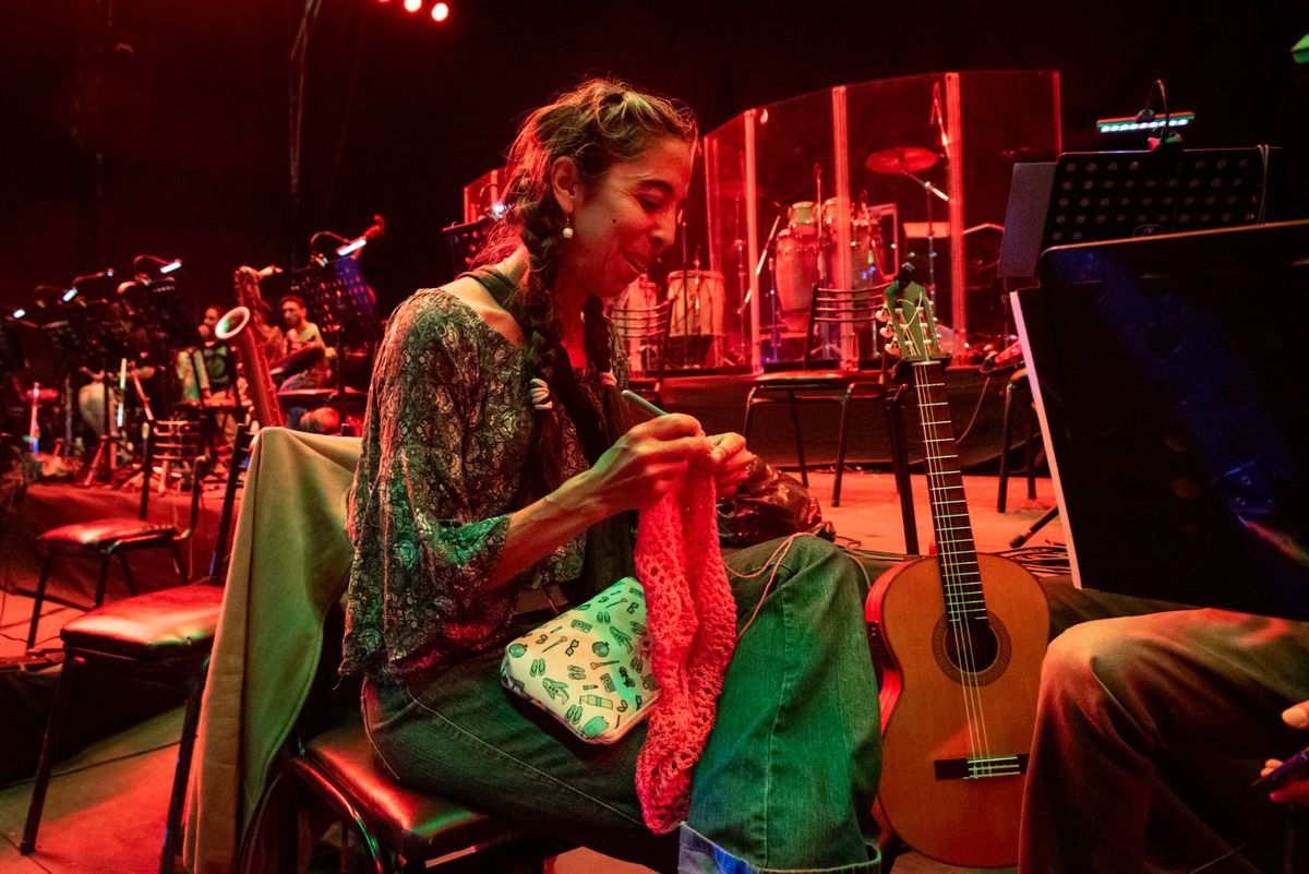 Vichi Palero toca la viola en el Acto Central de esta Vendimia 2025 y mientras espera su momento teje al crochet.