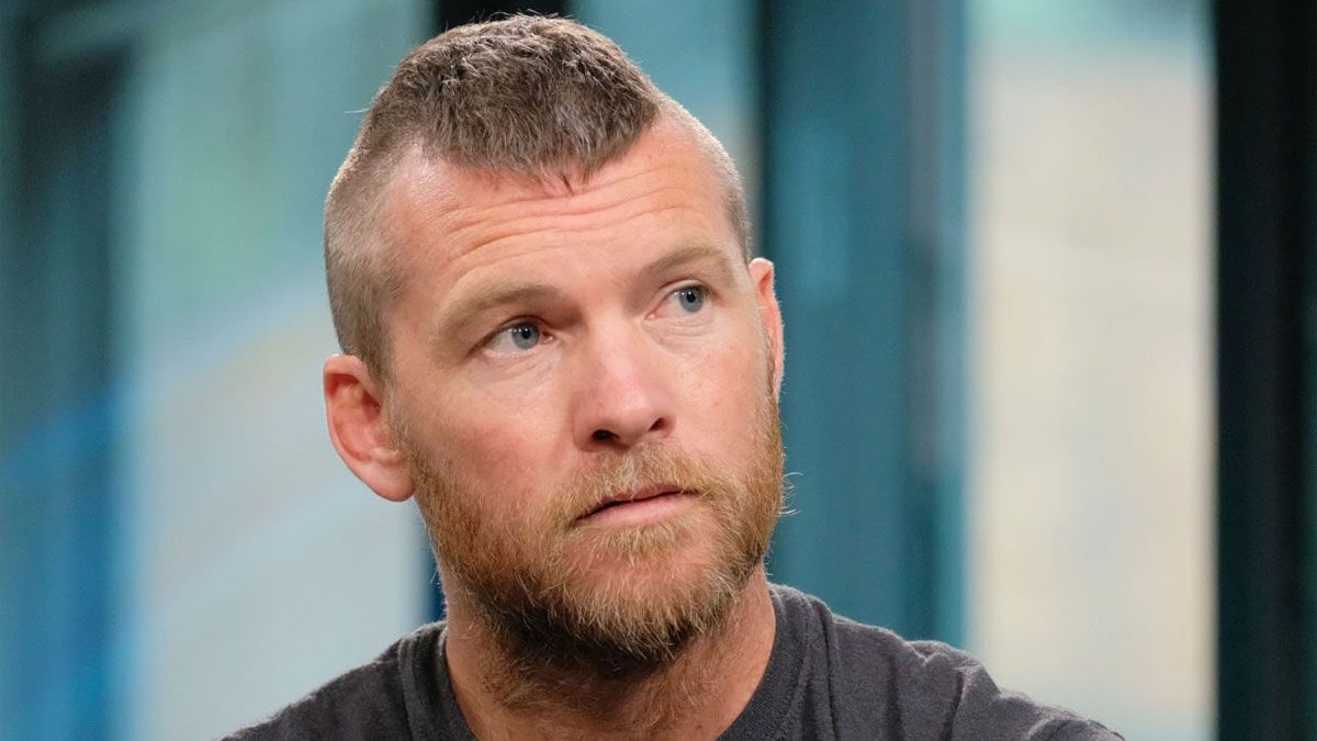 El actor Sam Worthington interpreta a Ray Monroe en la película de Netflix.