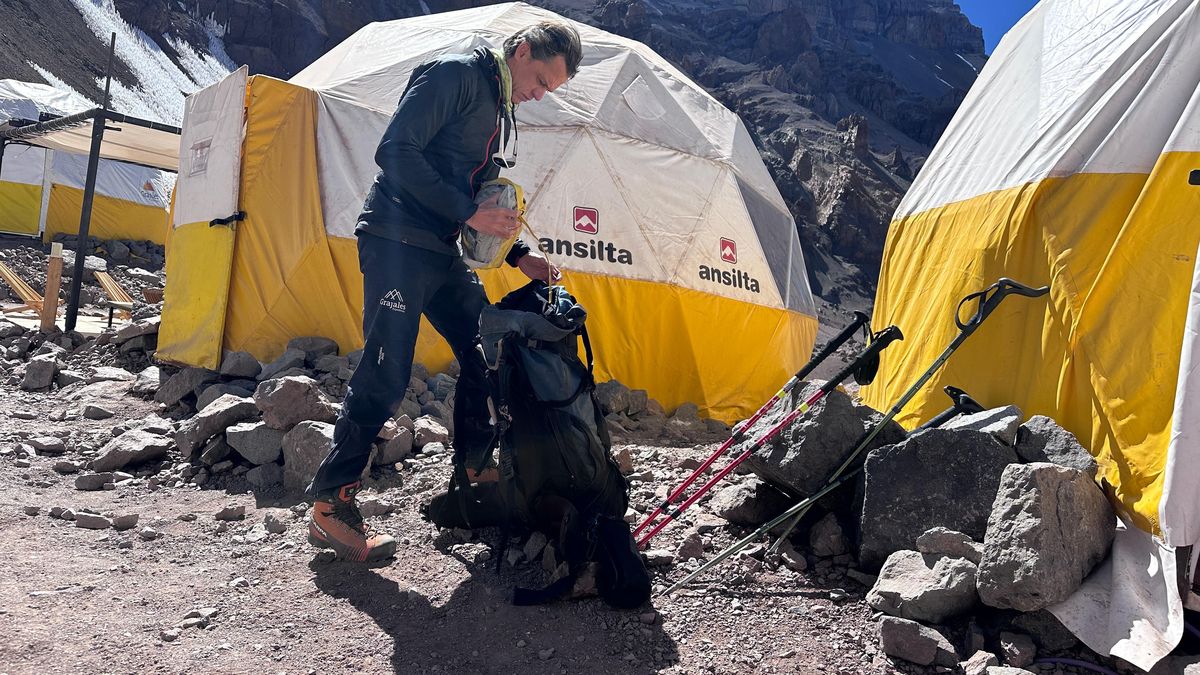 Pablo Betancourt, el experto en audiovisual de montaña, preparado para emprender el camino que los llevará a la cumbre del Aconcagua. Pablo Betancourt, el experto en audiovisual de montaña, preparado para emprender el camino que los llevará a la cumbre del Aconcagua.