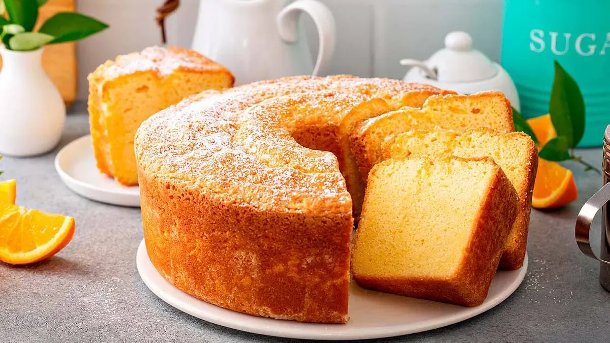 El bizcochuelo de avena y naranja lleva pocos ingredientes y es rico en fibra, vitaminas y proteínas. El bizcochuelo de avena y naranja lleva pocos ingredientes y es rico en fibra, vitaminas y proteínas.