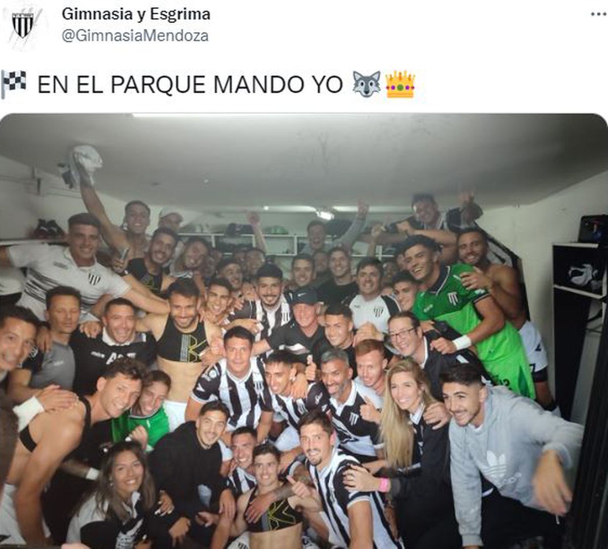 Este fue el festejo en el vestuario, tras ganar el clásico.