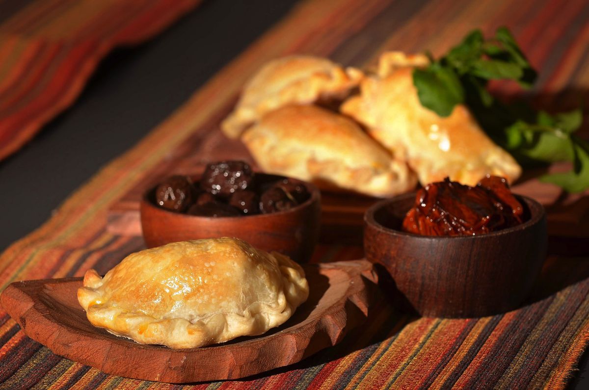 La reina de las recetas para preparar las más sabrosas empanadas mendocinas. La reina de las recetas para preparar las más sabrosas empanadas mendocinas.