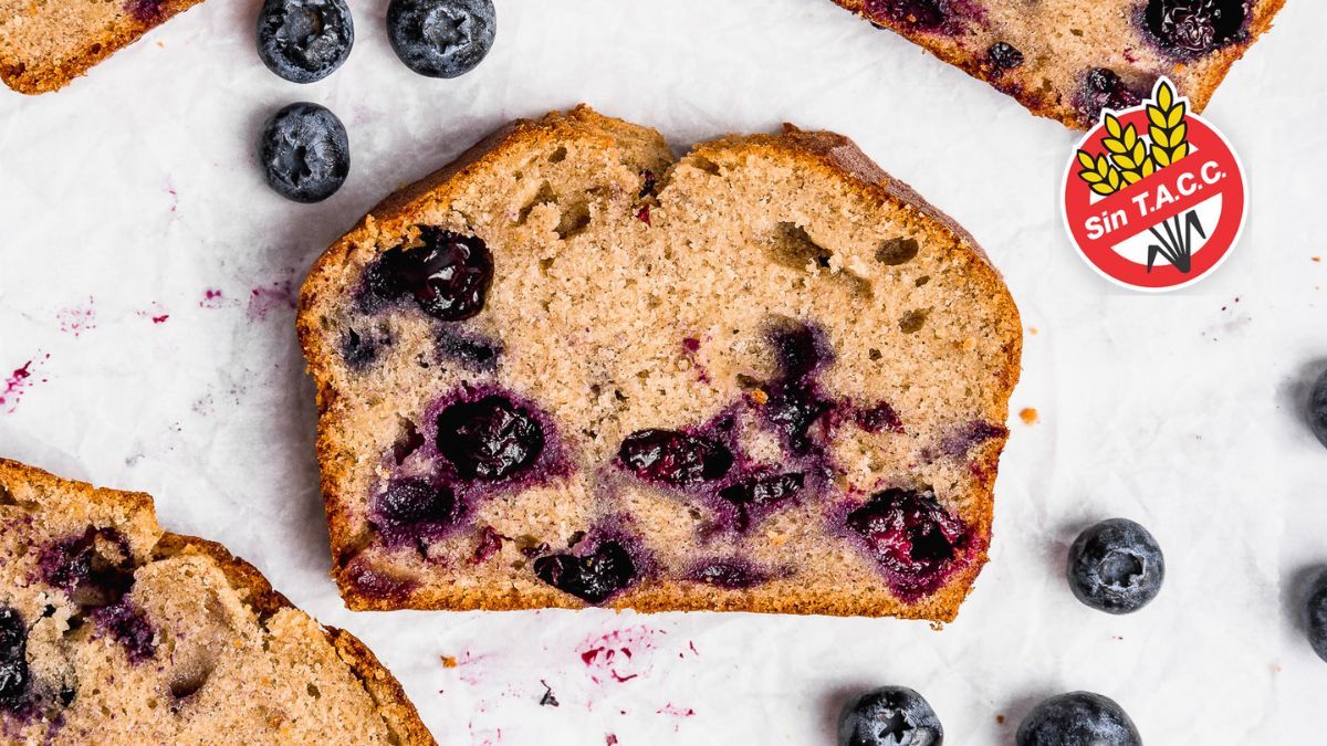 La receta de este delicioso budín de banana y arándanos sin TACC es muy sencilla. La receta de este delicioso budín de banana y arándanos sin TACC es muy sencilla.