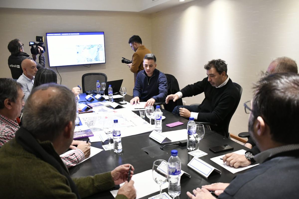 El intendente de Guaymallén, Marcos Calvente, con referentes de la AABE por la transferencia de terrenos del ex ferrocarril.