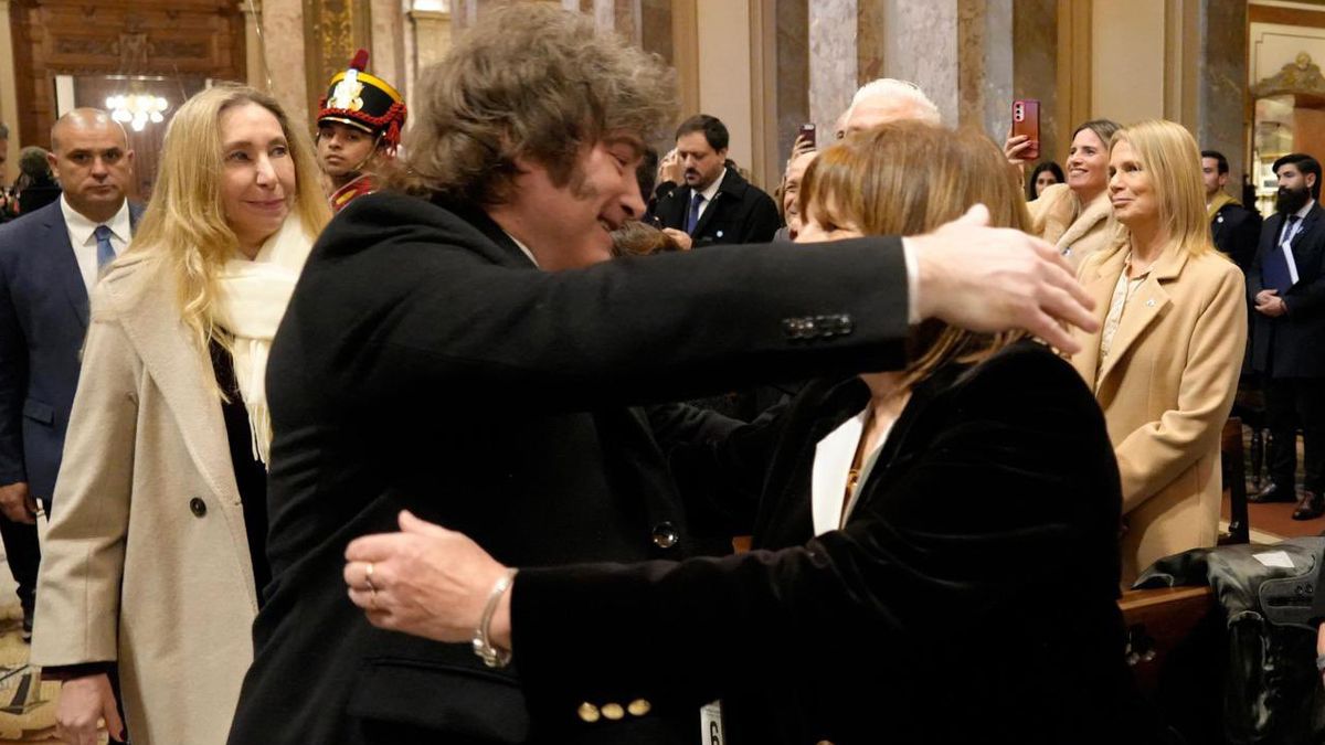 El 25 de mayo Javier Milei le dio un efusivo abrazo a Patricia Bullrich. Cerquita está Karina Milei. El 25 de mayo Javier Milei le dio un efusivo abrazo a Patricia Bullrich. Cerquita está Karina Milei.