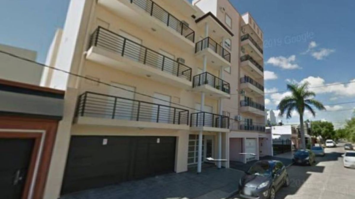 La joven cayó del cuarto piso de este edificio ubicado en la capital de Corrientes, y si bien se especula con un suicidio, no descarta otra hipótesis