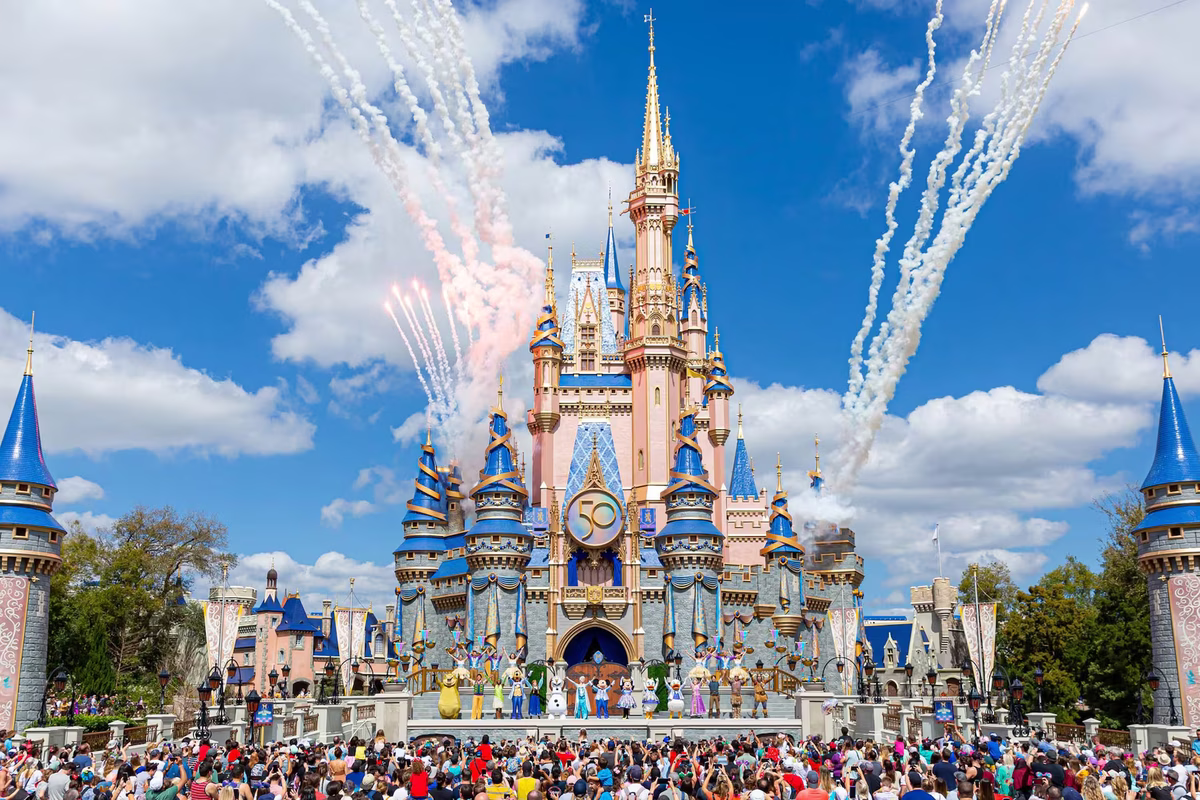 La mejor manera de visitar Disney World con un presupuesto es comparar las cifras tanto como sea posible con anticipación. La mejor manera de visitar Disney World con un presupuesto es comparar las cifras tanto como sea posible con anticipación.