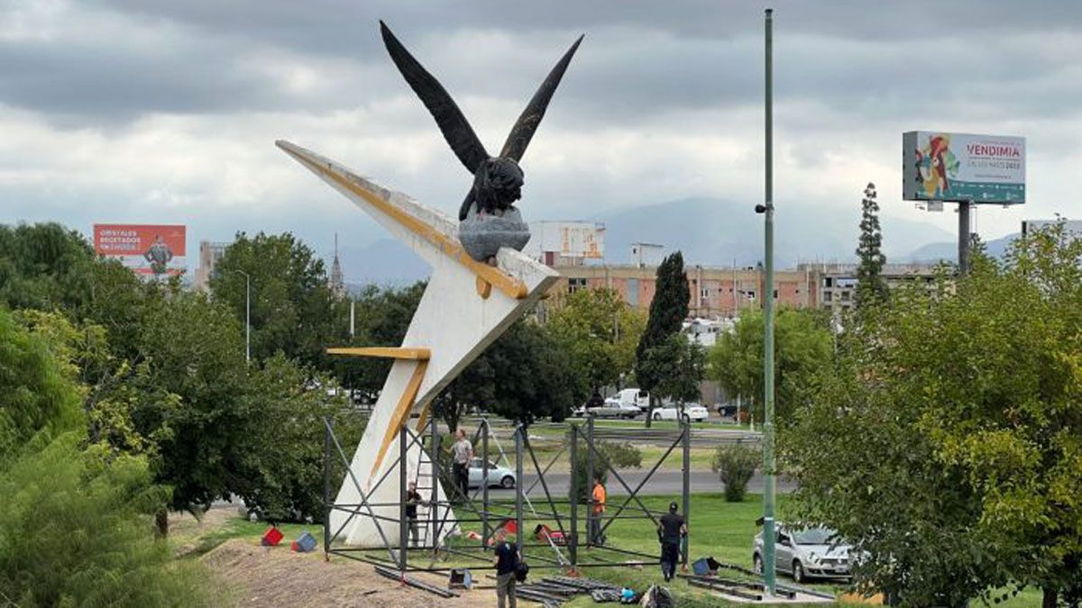 El Cóndor del Acceso, una figura emblemática y polémica, que está en el imaginario colectivo de los mendocinos.