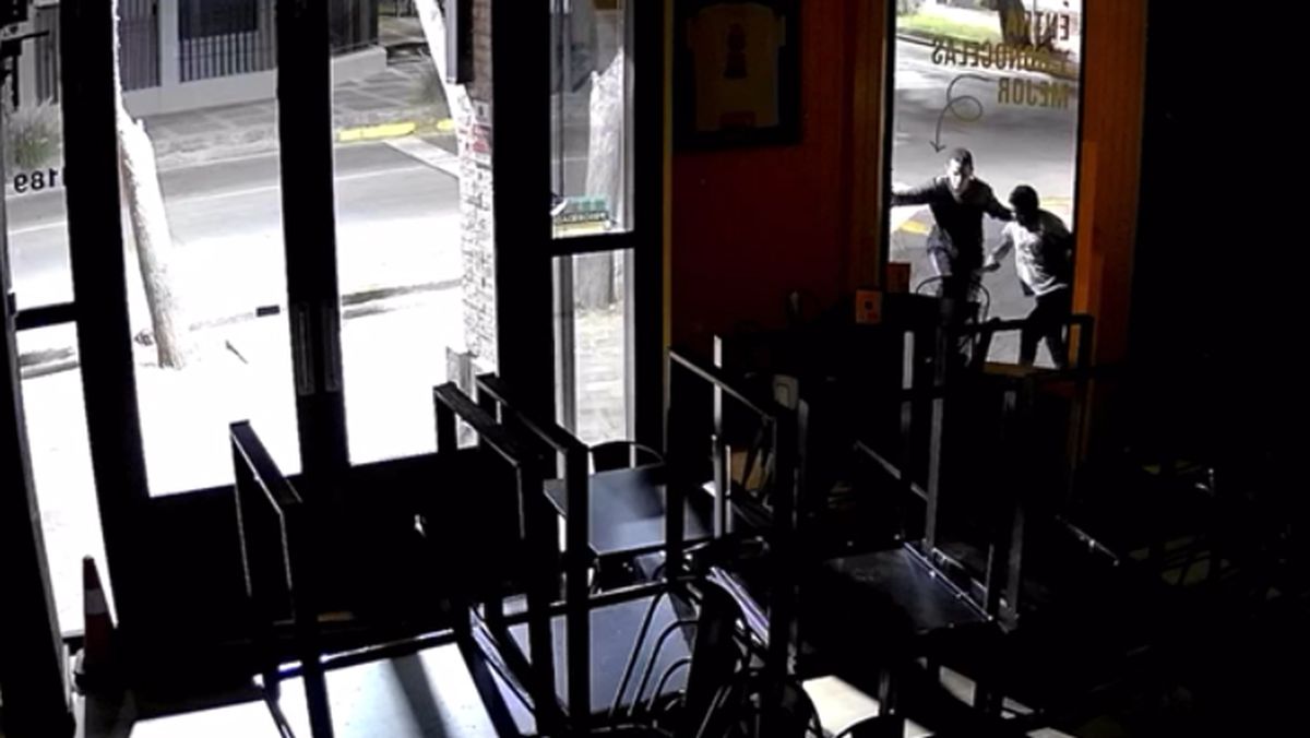 Los delincuentes actuaron a cara descubierta para cometer el robo en un restaurante de la Quinta Sección.