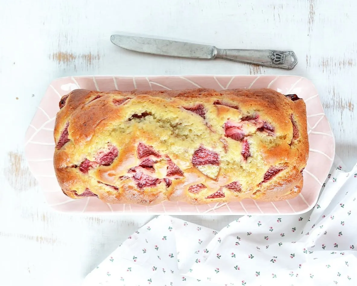 Este budín de frutilla se prepara en licuadora, sin harina ni azúcar, y está listo en pocos minutos con una textura húmeda y esponjosa. Este budín de frutilla se prepara en licuadora, sin harina ni azúcar, y está listo en pocos minutos con una textura húmeda y esponjosa.