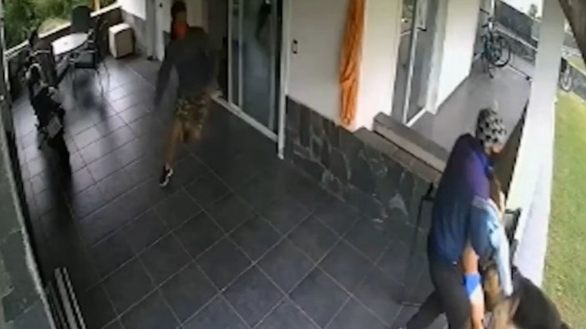 En medio del violento asalto, un delincuente intenta llevarse a un niño y su padre sale desesperado para evitarlo. Ocurrió en Villa General Belgrano