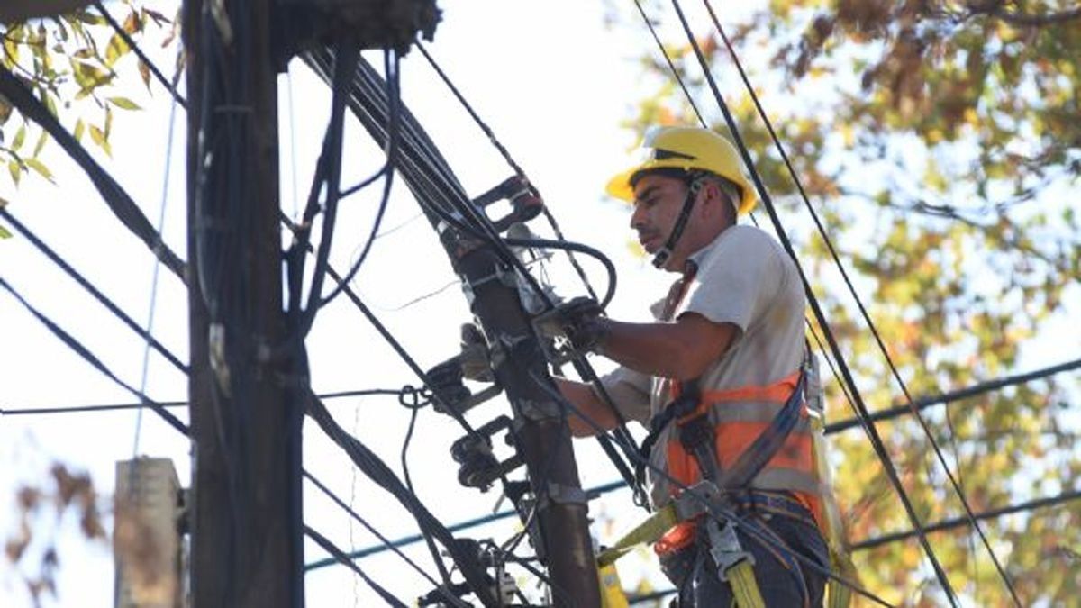 Imagen ilustrativa. Dos operarios que tendían cables de fibra óptica en un barrio de Bermejo