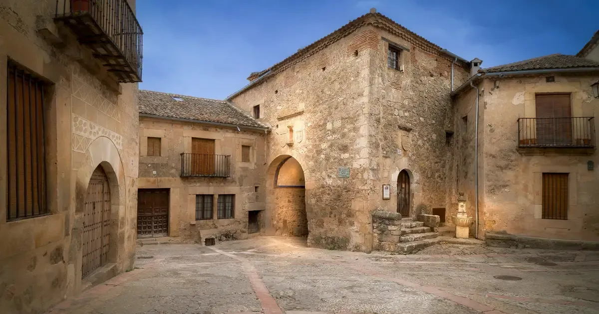 El silencio recorre las calles de esta villa amurallada que nos permite revivir el pasado castellano en cada rincón. El silencio recorre las calles de esta villa amurallada que nos permite revivir el pasado castellano en cada rincón.
