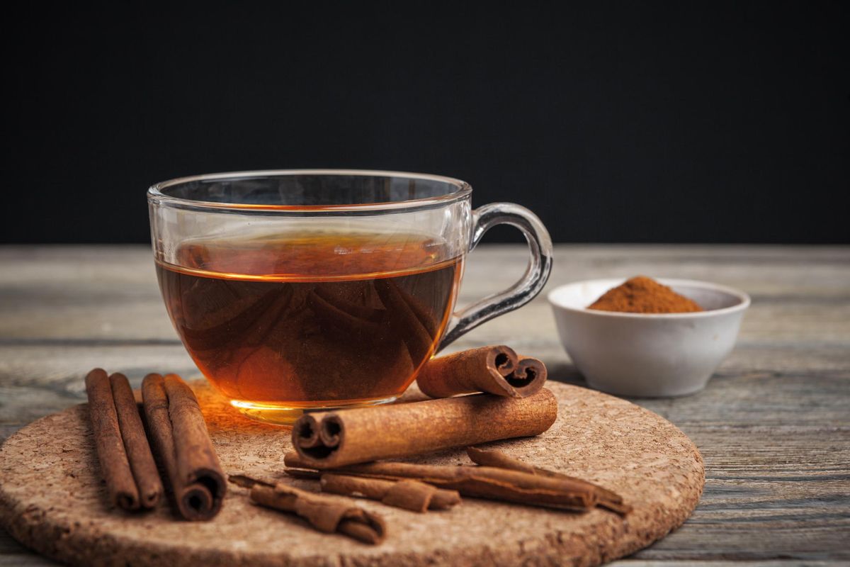 El té de canela tiene propiedades que combaten el estrés.