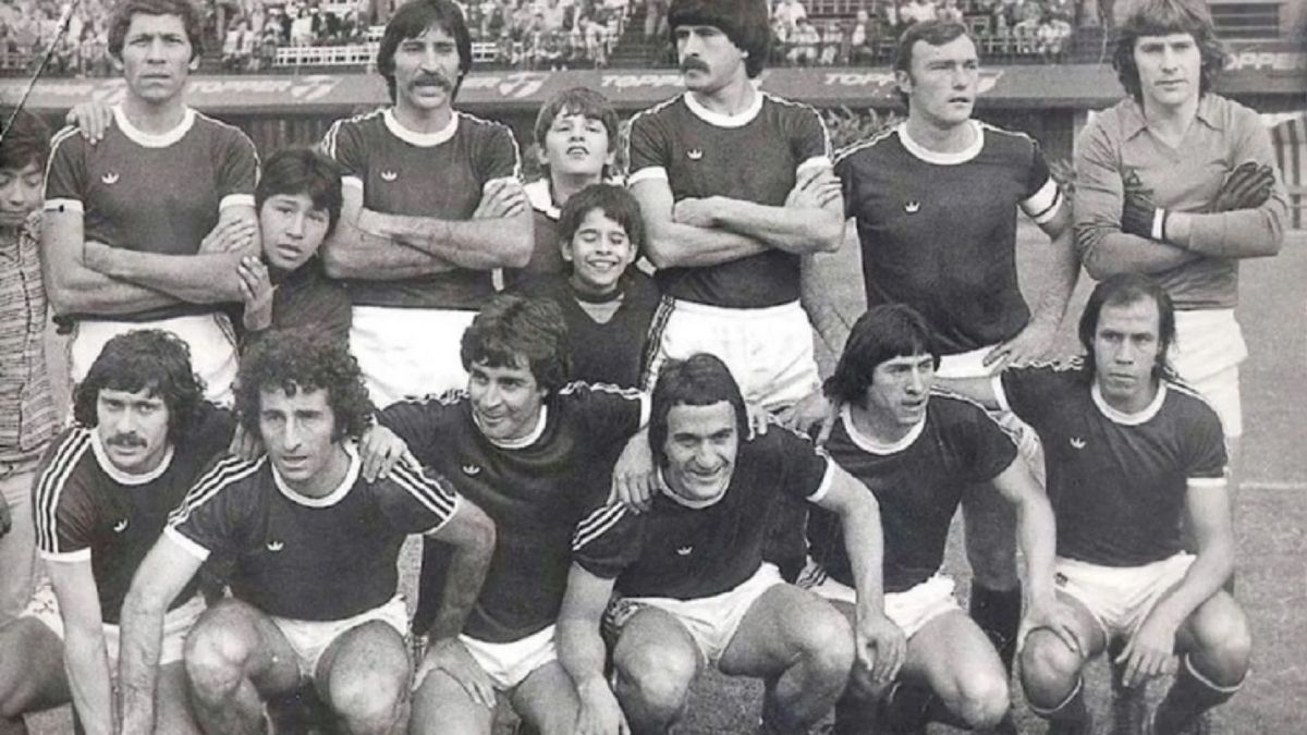 La formación inicial de Independiente Rivadavia que le ganó a River Plate en el Monumental: Parados: Edgar Fernández, Agustín Lucero, José Baigorria, Hugo Mémoli y Manuel Abt. Agachados: Carlos Ereros, Antonio Mazza, Carlos Quiroga, Dante Pralong, Julio Pedernera y Hugo Olmos. La formación inicial de Independiente Rivadavia que le ganó a River Plate en el Monumental: Parados: Edgar Fernández, Agustín Lucero, José Baigorria, Hugo Mémoli y Manuel Abt. Agachados: Carlos Ereros, Antonio Mazza, Carlos Quiroga, Dante Pralong, Julio Pedernera y Hugo Olmos.