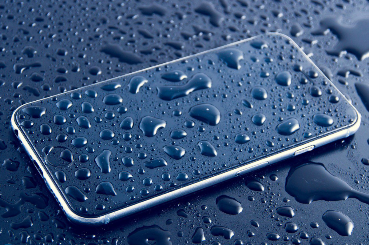Celular mojado: ¿qué botón apretar si se te cae al agua?
