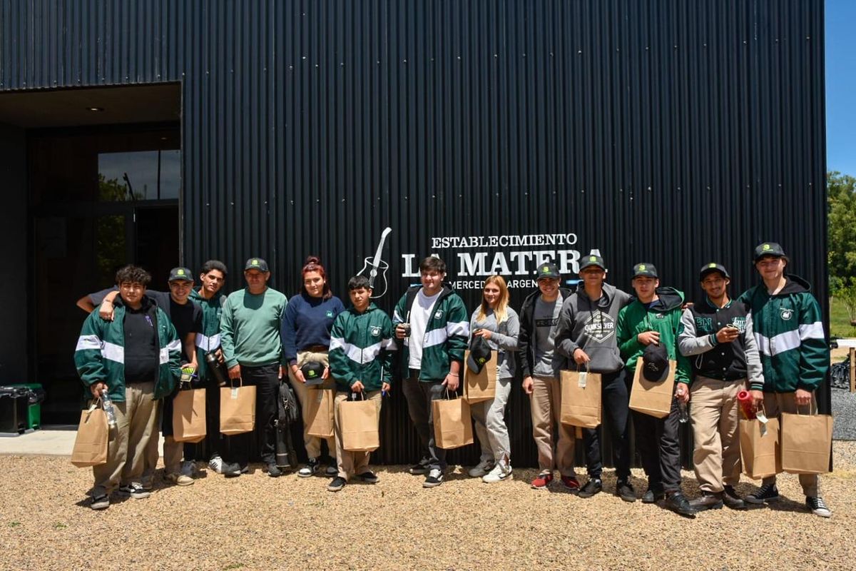 Estudiantes luego de capacitarse en La Matera, el campo de Abel Pintos que incluye un 