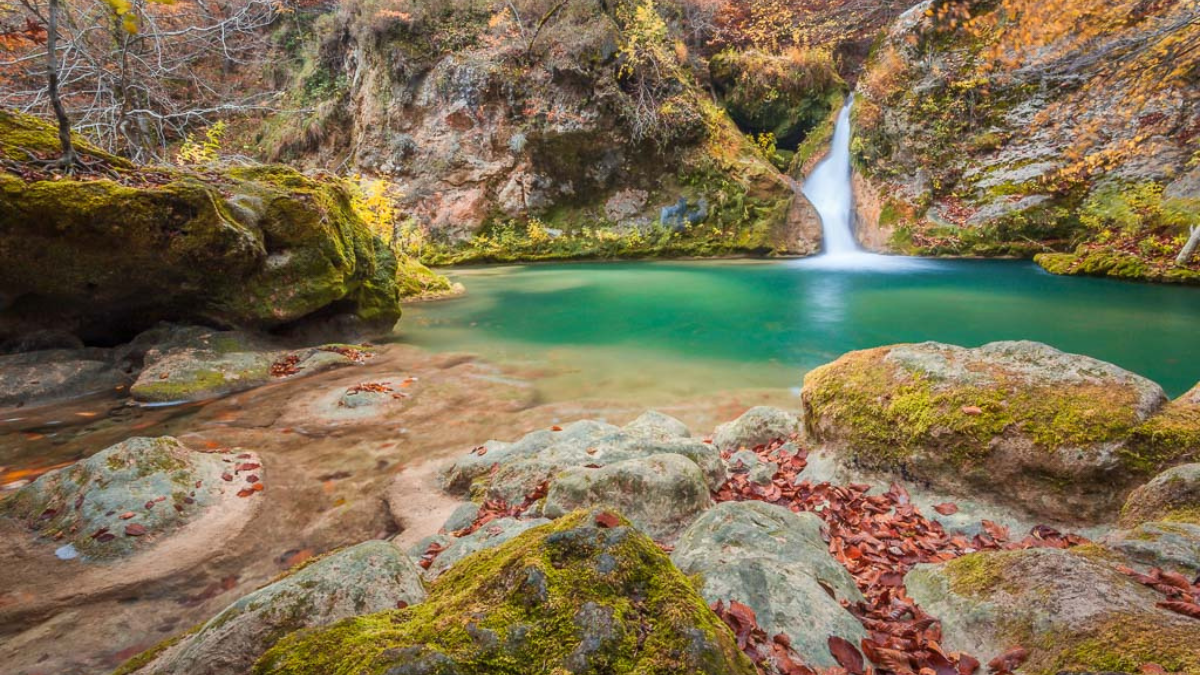 El propio nombre de este encantador sitio en España lo indica, 'Urederra' en euskera significa agua hermosa. El propio nombre de este encantador sitio en España lo indica, 'Urederra' en euskera significa agua hermosa.