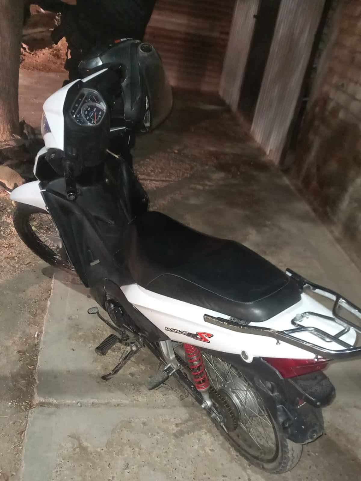 esta es la moto Honda que abandonó el menor al ver a la policía en calle San Vega y Sarmiento, de Guaymallén. esta es la moto Honda que abandonó el menor al ver a la policía en calle San Vega y Sarmiento, de Guaymallén.