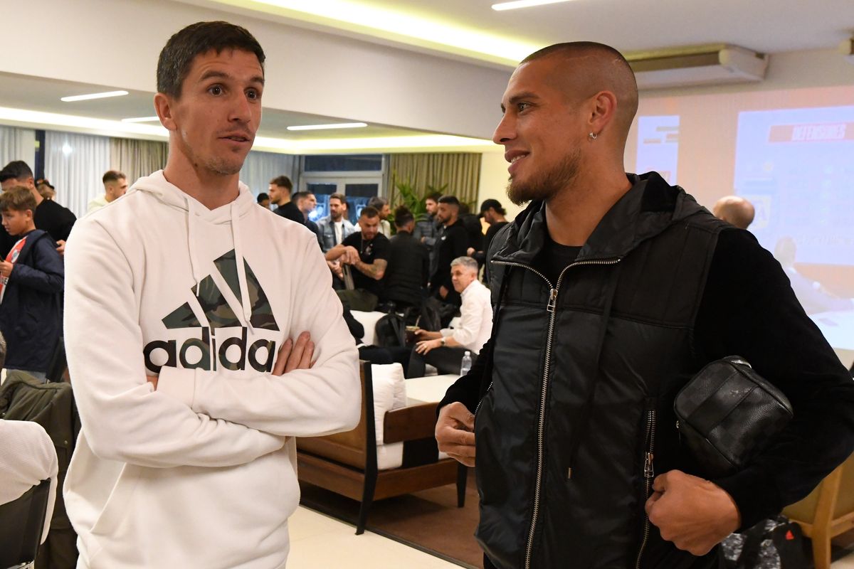 Nacho Fernández, con Jonatan Maidana, en la previa del partido despedida de Ponzio