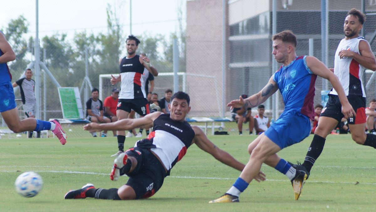 A toda intensidad jugaron el Tomba y el Cruzado. A toda intensidad jugaron el Tomba y el Cruzado.