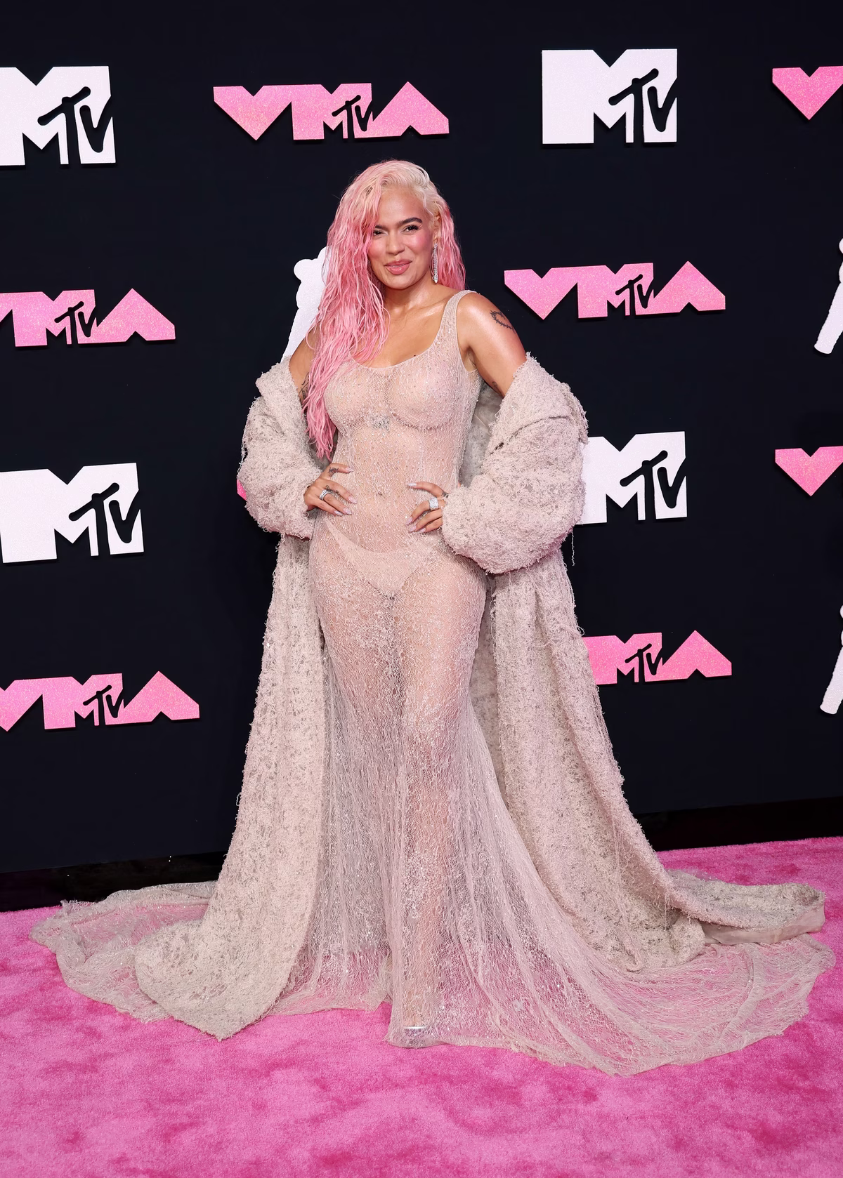 Karol G se la jugó con sus transparencias. Karol G se la jugó con sus transparencias.