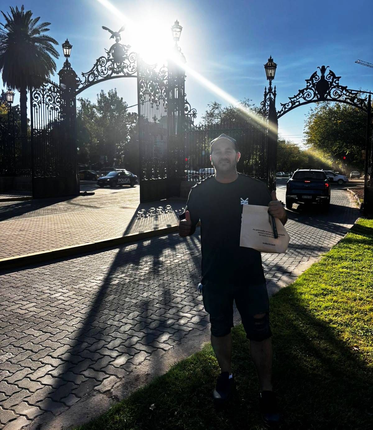 El primer huevo de Pascua de Radio Nihuil estaba escondido en los Portones del Parque. Y Joaquín lo encontró.