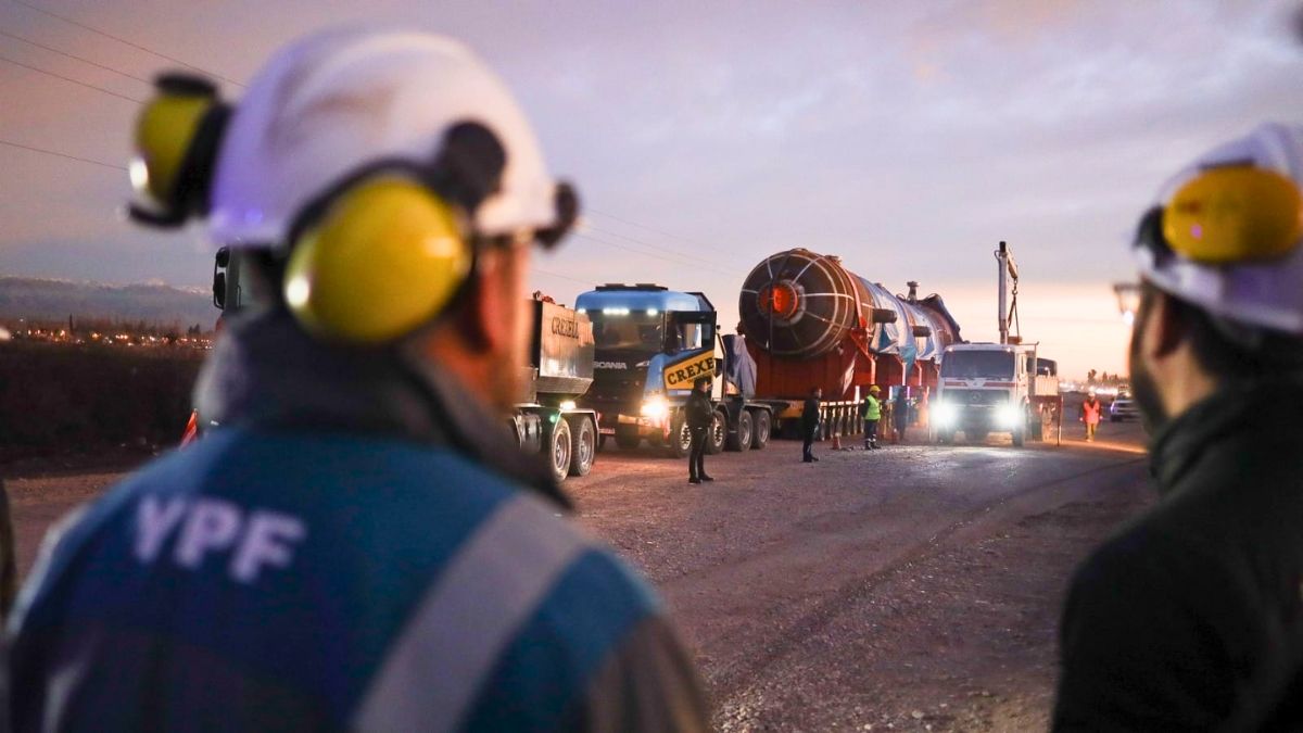 Se reanudó el megaoperativo para trasladar el reactor de IMPSA hacia la refinería de Luján.  