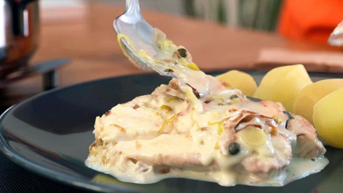 La merluza al roquefort con papas mantecosas es una receta sencilla y económica. Foto: gentileza cocinatis.