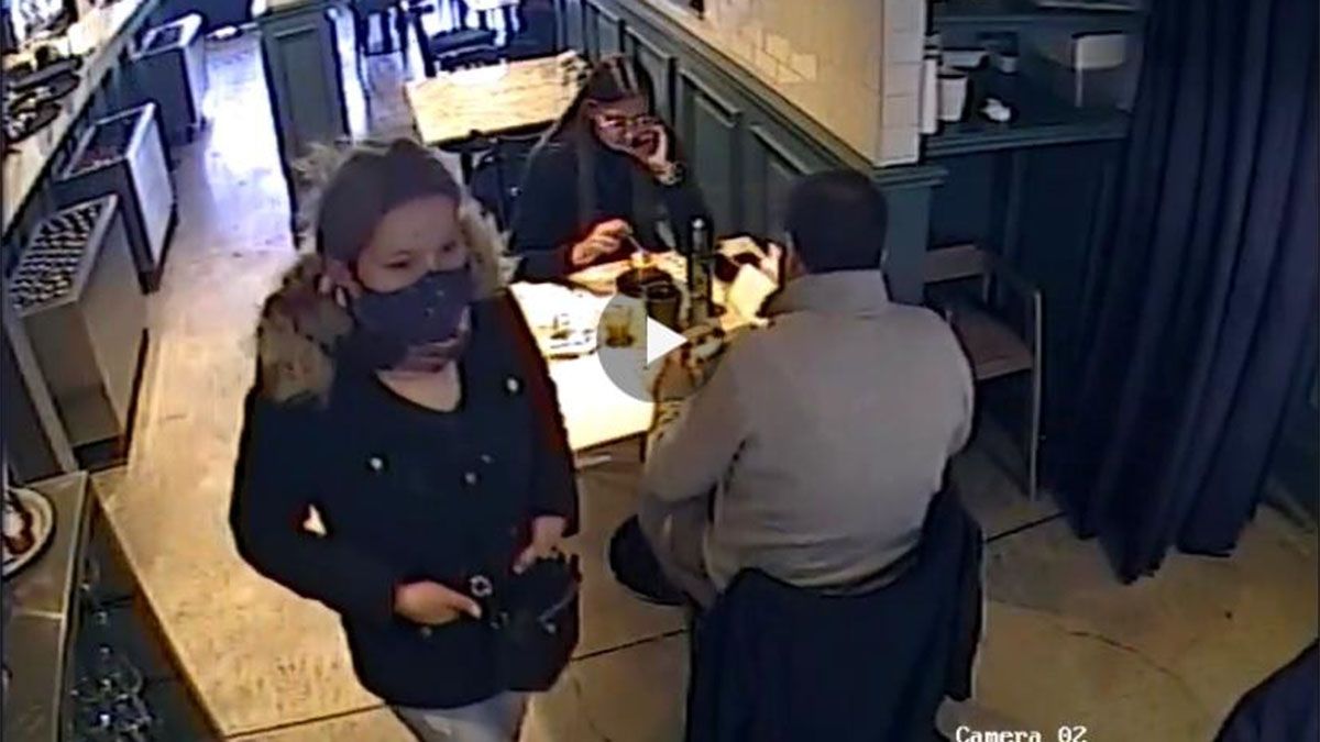 La pareja fue captada por las cámaras de seguridad del restaurante de Capital.