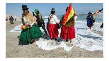 Repartía el Libro del Mar boliviano, lo echaron de su trabajo en Chile y pide asilo