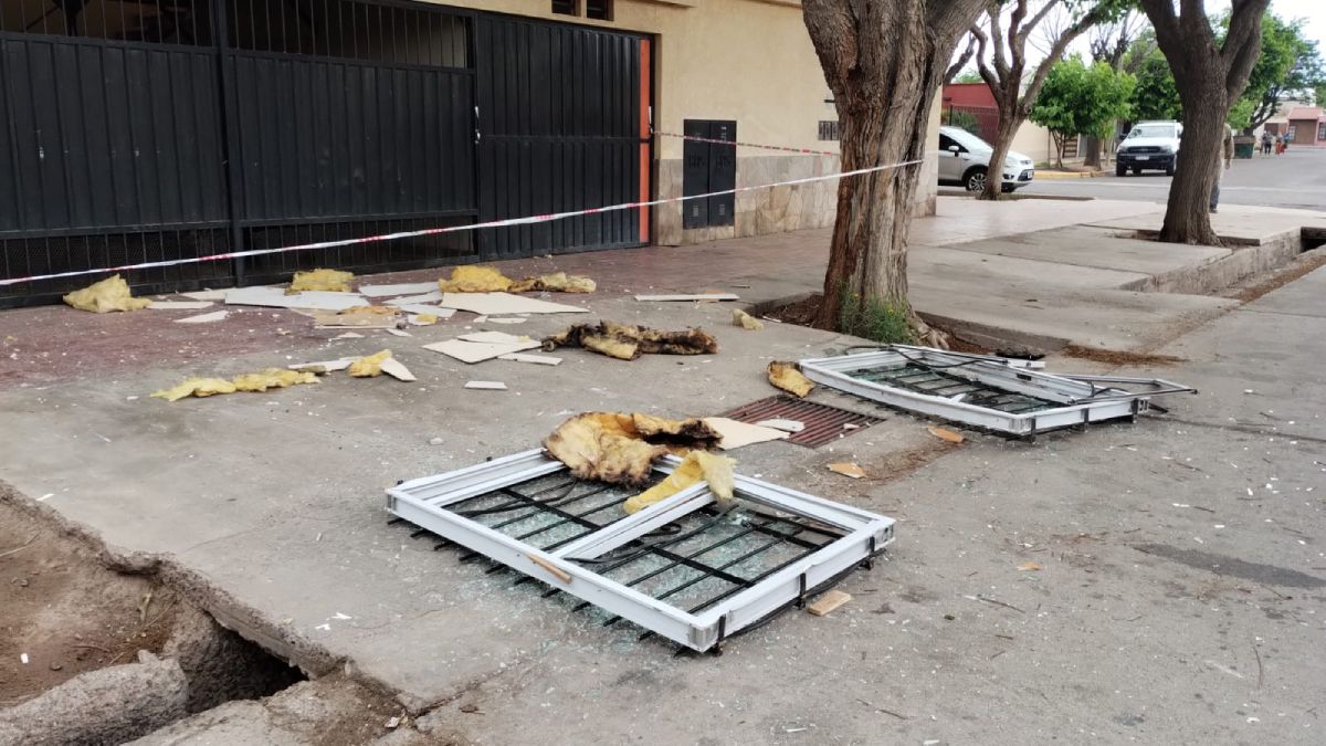 Aberturas (ventanas) y mampostería cayeron sobre la vereda y calle Manuel A. Sáez tras la explosión. Aberturas (ventanas) y mampostería cayeron sobre la vereda y calle Manuel A. Sáez tras la explosión.