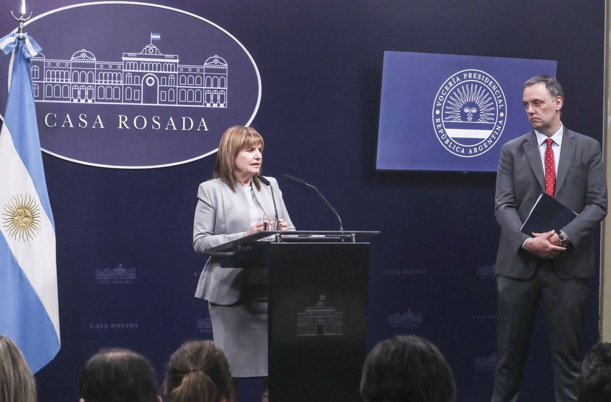 Patricia Bullrich y Manuel Adorni, en conferencia de prensa.