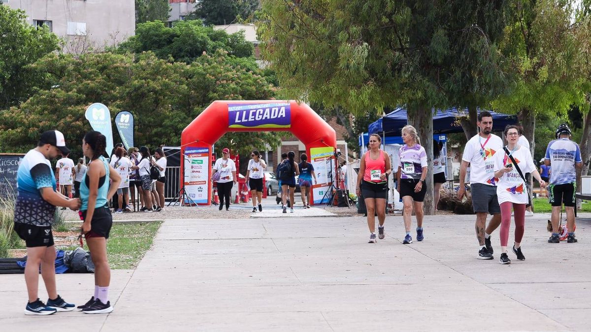Desde las 8.30 el parque comenzó a poblarse de participantes, familias y niños que no quisieron perderse la carrera, los shows y, por supuesto, las premiaciones. Desde las 8.30 el parque comenzó a poblarse de participantes, familias y niños que no quisieron perderse la carrera, los shows y, por supuesto, las premiaciones.
