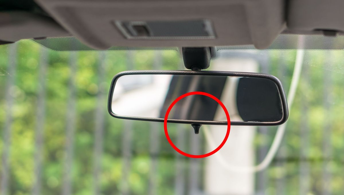 La función poco conocida de la pestaña del espejo retrovisor del auto: ¿qué significa?
