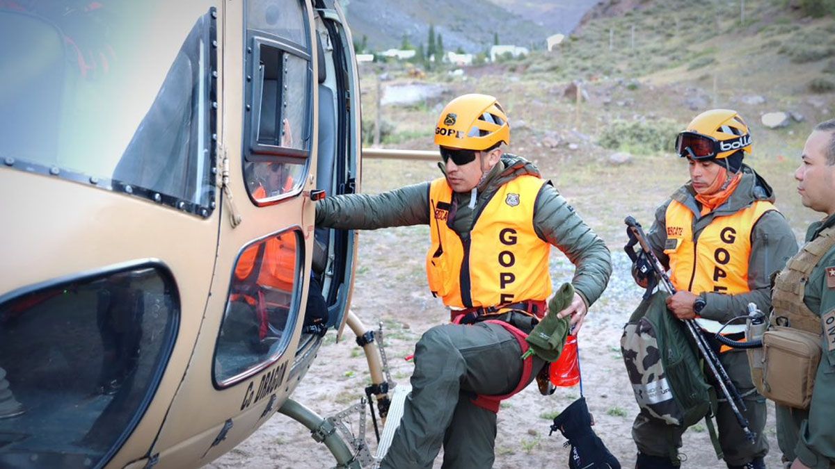 Los rescatistas del Grupo de Operaciones Policiales Especiales (GOPE) comenzaron las maniobras de rescate de los andinistas argentinos en la mañana de este miércoles. Los rescatistas del Grupo de Operaciones Policiales Especiales (GOPE) comenzaron las maniobras de rescate de los andinistas argentinos en la mañana de este miércoles.