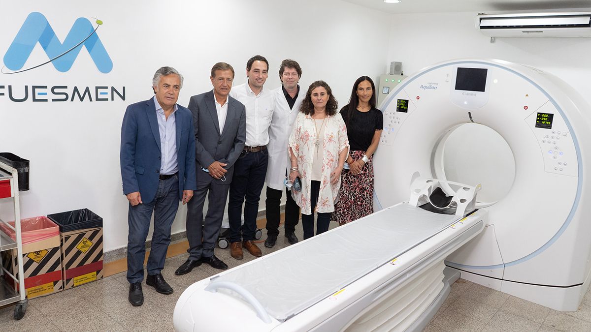 Alfredo Cornejo, Rodolfo Suarez, Ana María Nadal y autoridades de la FUESMEN.