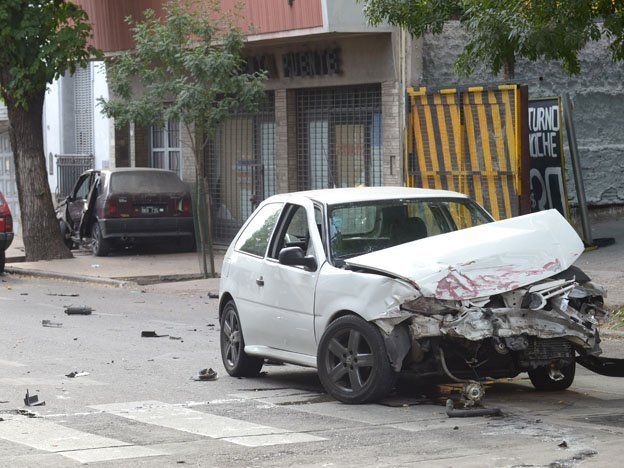 Dos autos chocaron en pleno centro y uno terminó arriba de la vereda