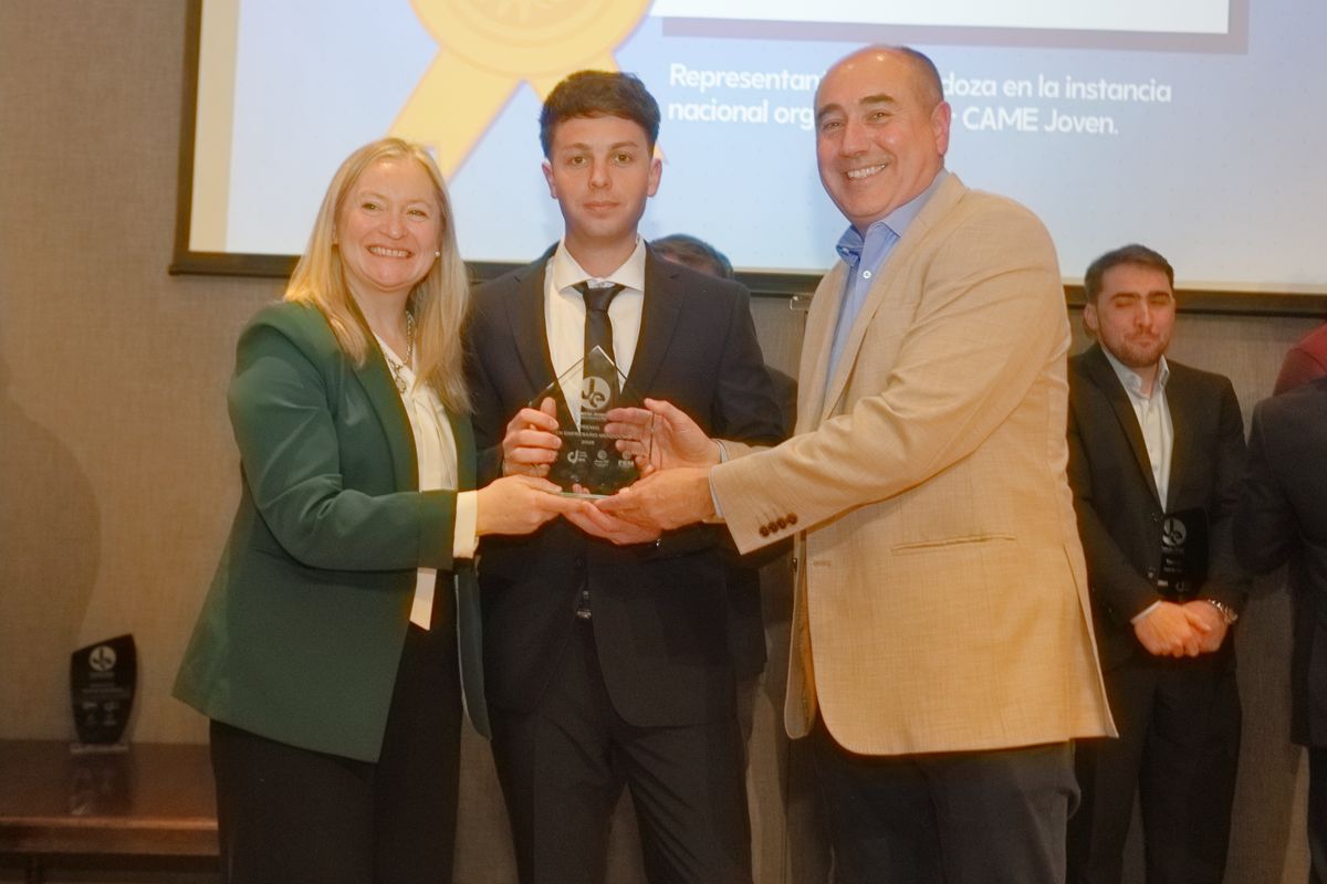 Bajda, junto a la vicegobernadora Hebe Casado y el titular de la FEM, Santiago Laugero, al recibir el premio Bajda, junto a la vicegobernadora Hebe Casado y el titular de la FEM, Santiago Laugero, al recibir el premio