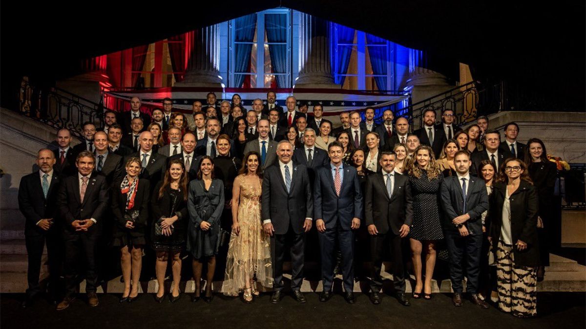 El embajador de Estados Unidos en la Argentina, Marc Stanley, y su esposa Wendy Hillebrand Stanley junto a los invitados a la celebración del Día de la Independencia que es el 4 de julio.