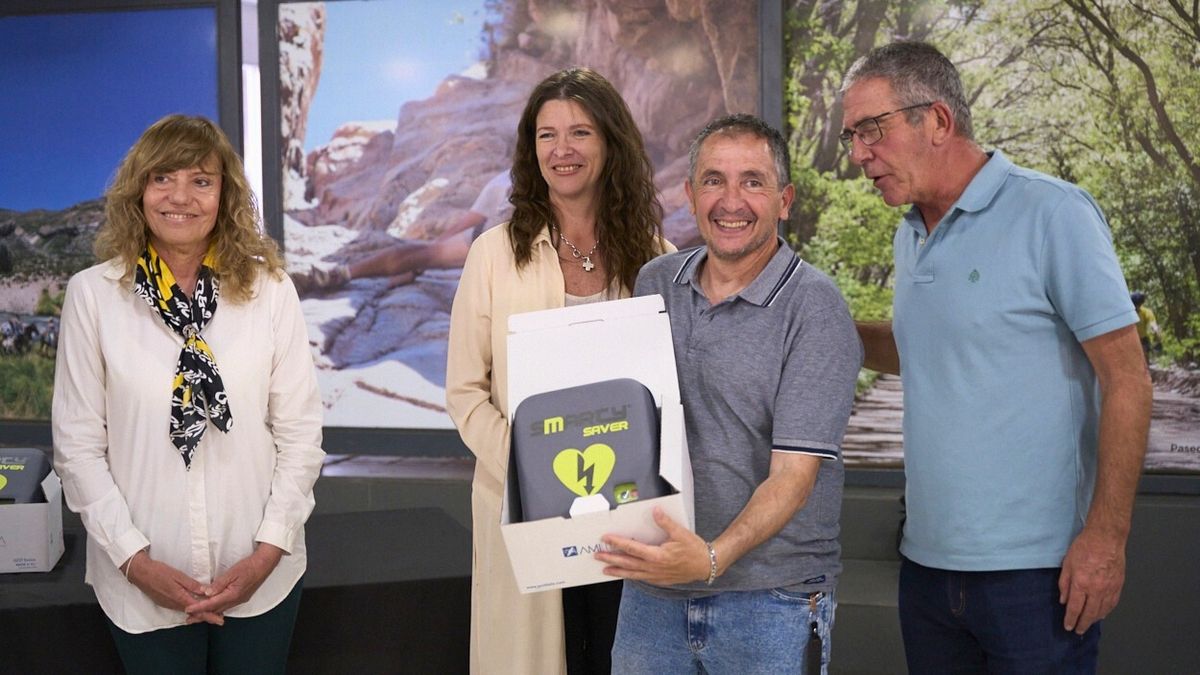 De la Fundaci&oacute;n Grupo Am&eacute;rica, Margarita Viel y Gabriela Al&eacute;, y el subsecretario de Deportes, Federico Chiapetta, entregan uno de los desfibriladores autom&aacute;ticos a Gustavo Cabrera, presidente del Club La Libertad, de Rivadavia. &nbsp; &nbsp;