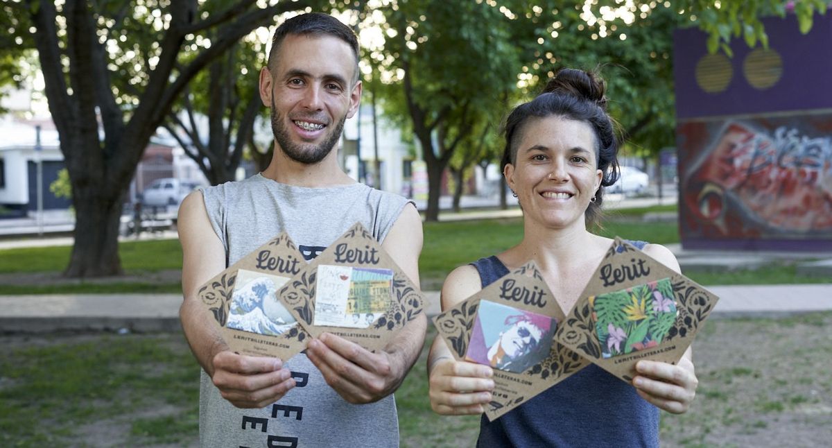 Una pareja fabrica billeteras que se pueden reciclar y son amigables con el medio ambiente.