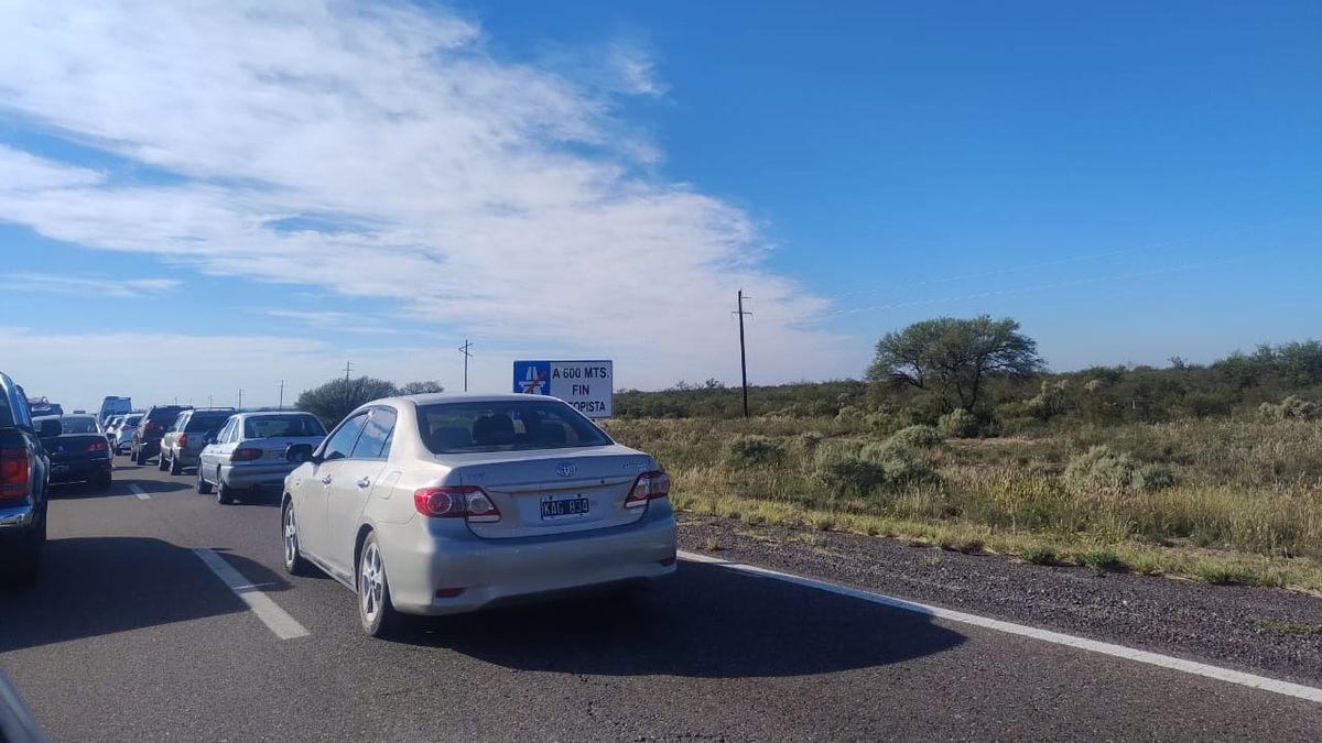 Muchos vehículos quedaron demorados en Desaguadero para cruzar hacia San Luis. Muchos vehículos quedaron demorados en Desaguadero para cruzar hacia San Luis.
