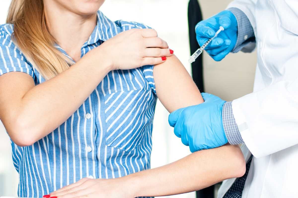 Una enfermera inyectó suero en lugar de la vacuna contra el Covid