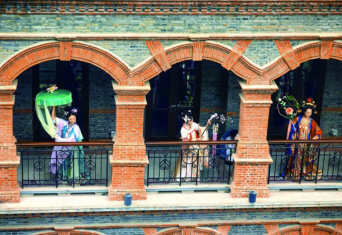 Una presentación se realiza en la terraza de un edificio tradicional de estilo shikumen en Shanghai. PARA USO DE CHINA DAILY.