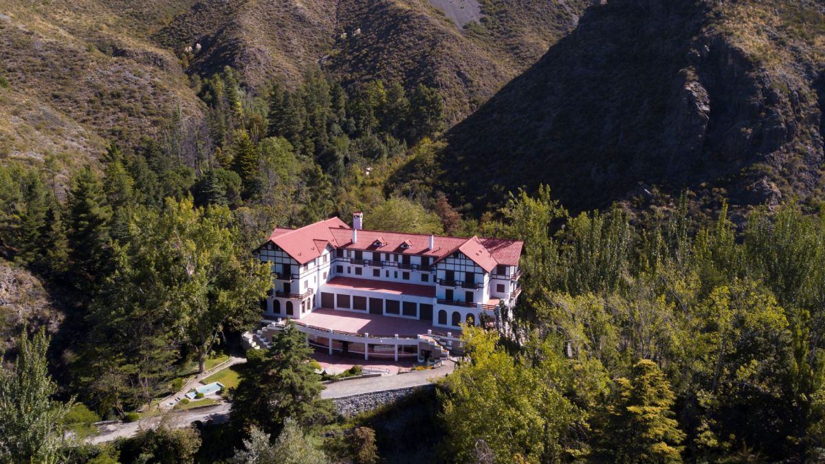 El viejo hotel de Villavicencio es un emblema que casi todos los argentinos asocian con el agua mineral.