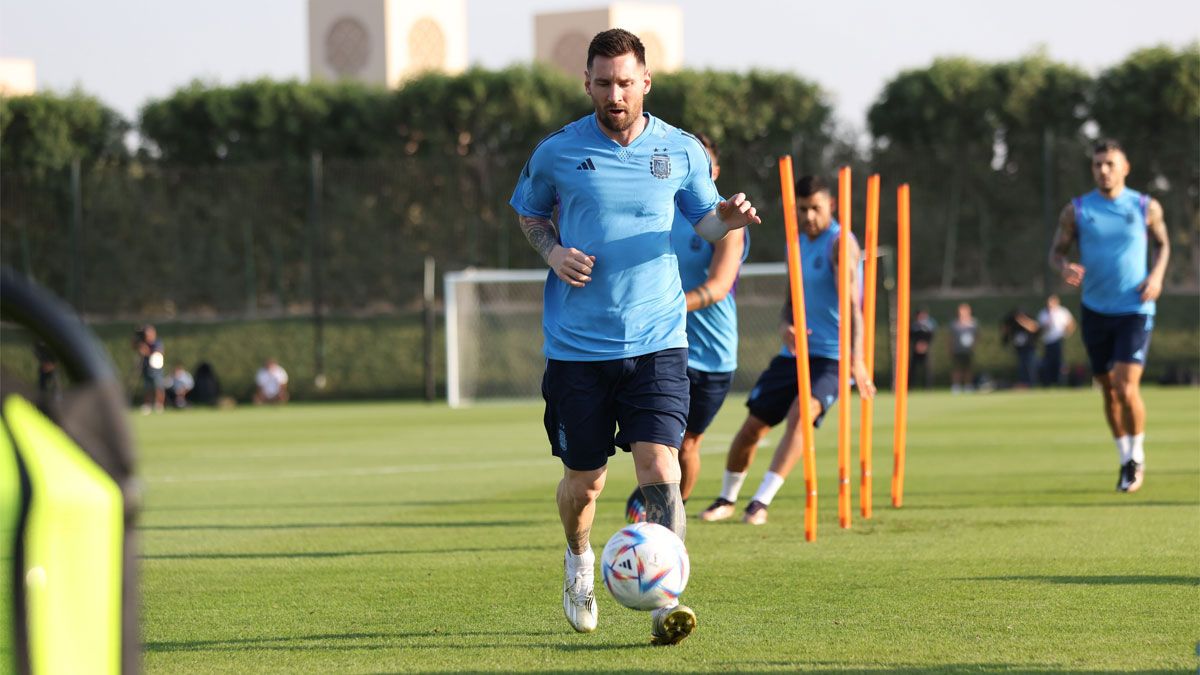 Lionel Messi, capitán de la Argentina, se prepara para el debut en el Mundial Qatar 2022.